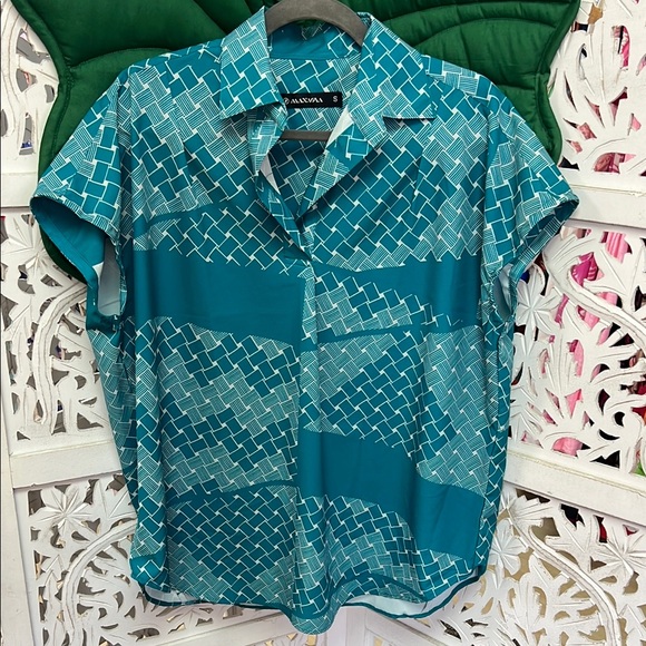 Manaola Tops - Manaola women’s blouse. Color: Teal. Lauhala print. Size S. P2P 24”/ L 28”